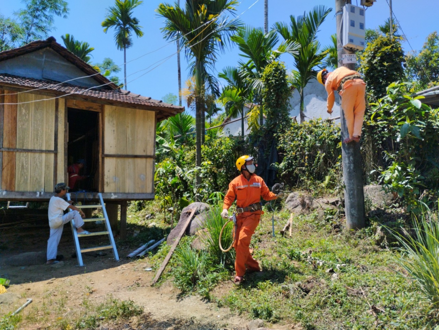 Đoàn Thanh niên DHC sửa chữa nhà ở cho thiếu nhi