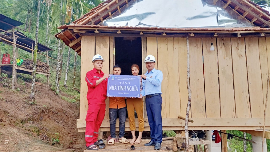 Trao tặng nhà tình nghĩa cho hộ gia đình có hoàn cảnh khó khăn