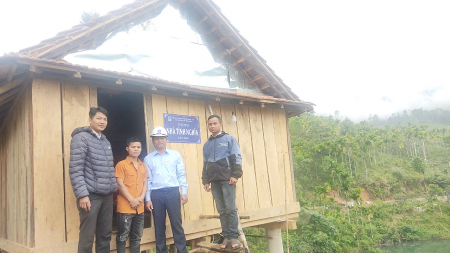 Trao tặng nhà tình nghĩa cho hộ gia đình có hoàn cảnh khó khăn