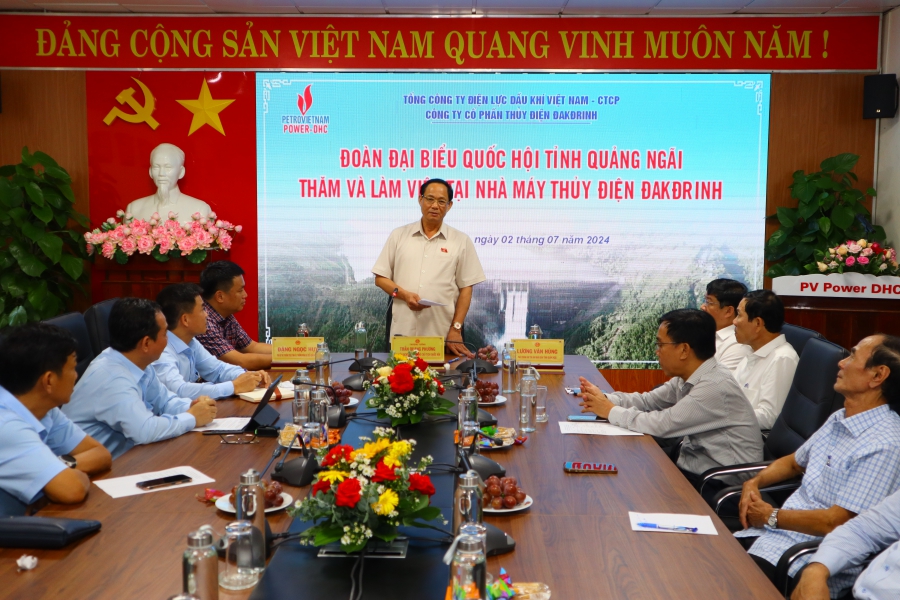 Phó Chủ tịch Quốc hội, Thượng tướng Trần Quang Phương thăm làm việc, tặng quà CBCNV tại Nhà máy thủy điện Đakđrinh