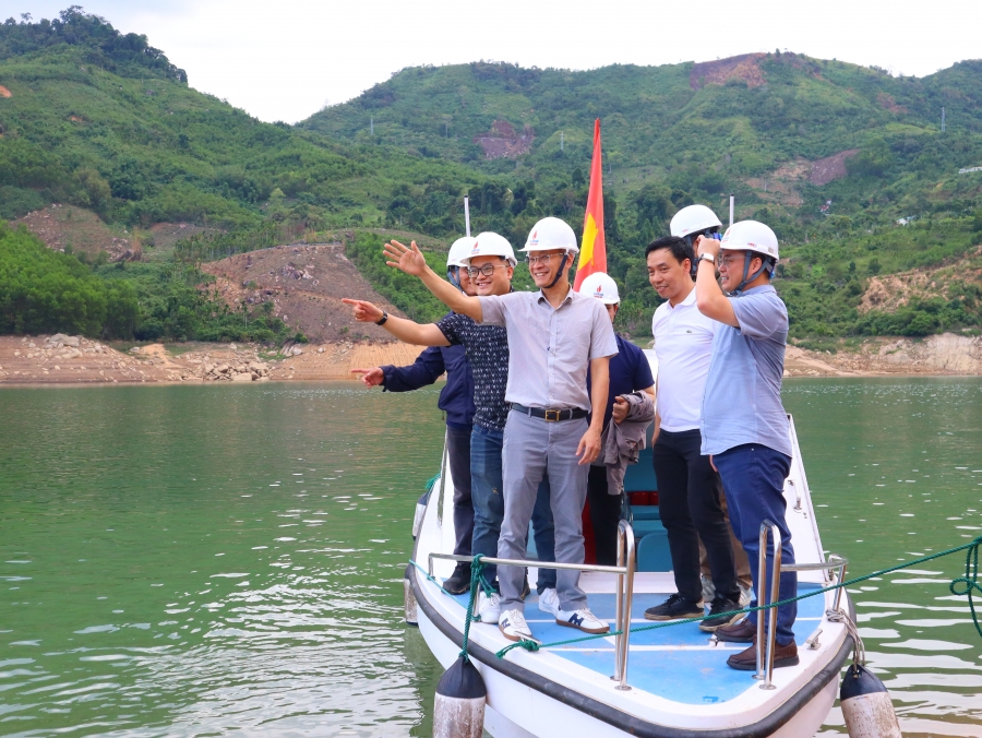 PV Power và nhà đầu tư B.Grimm power (Việt Nam) khảo sát đầu tư điện mặt trời nổi tại lòng hồ Thủy điện Đakđrinh